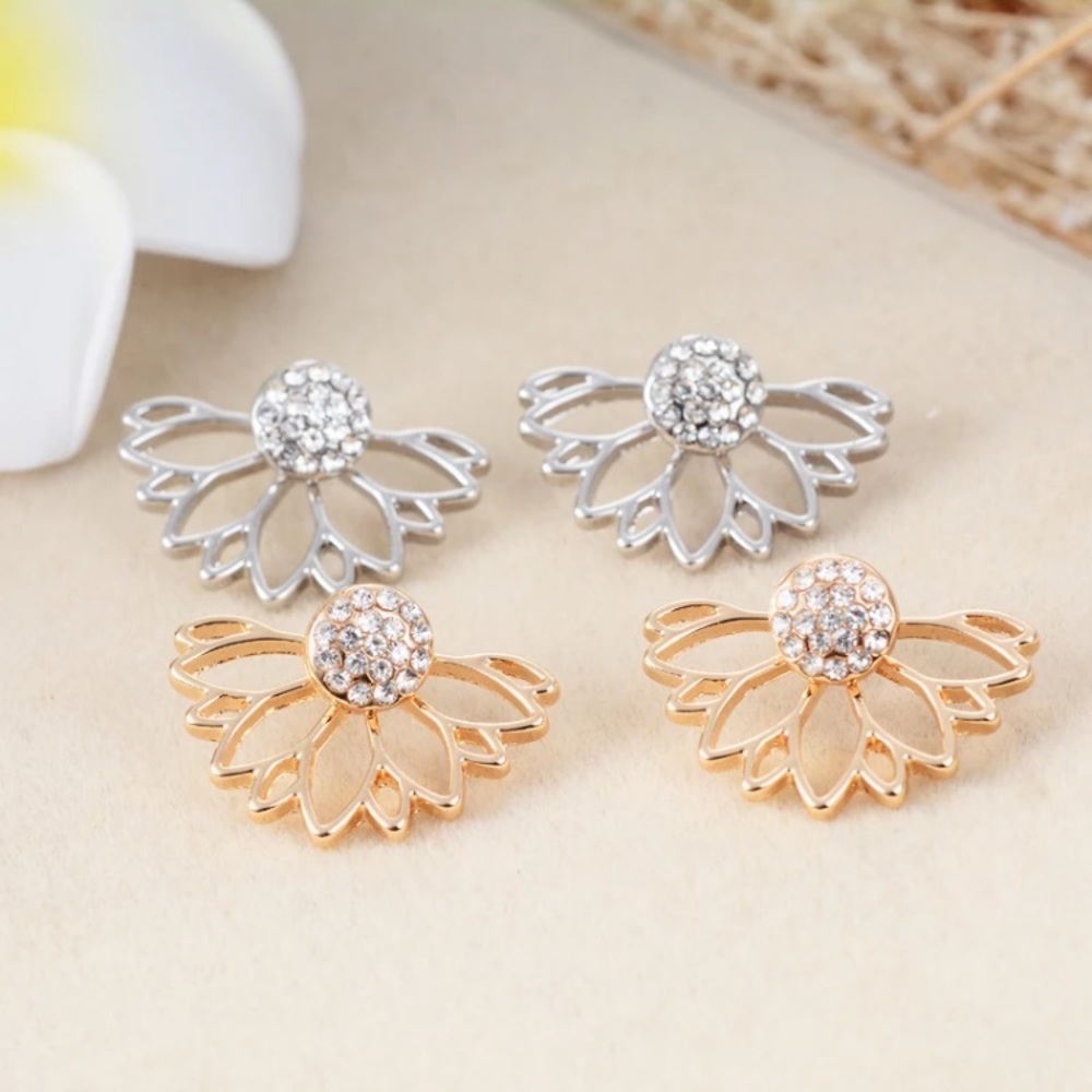 Gold tone flower earrings ๐ - Picture 4 of 4